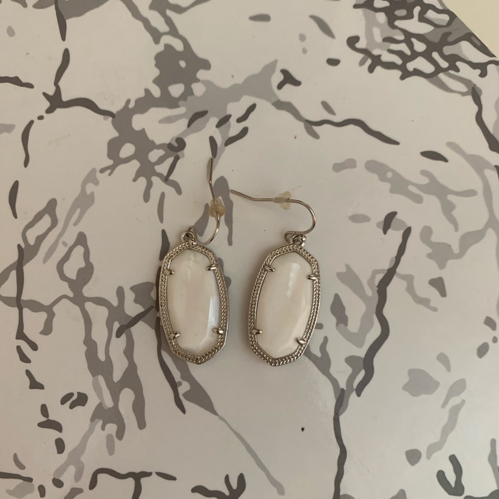 KENDRA SCOTT LEE SILVER DROP EARRINGS